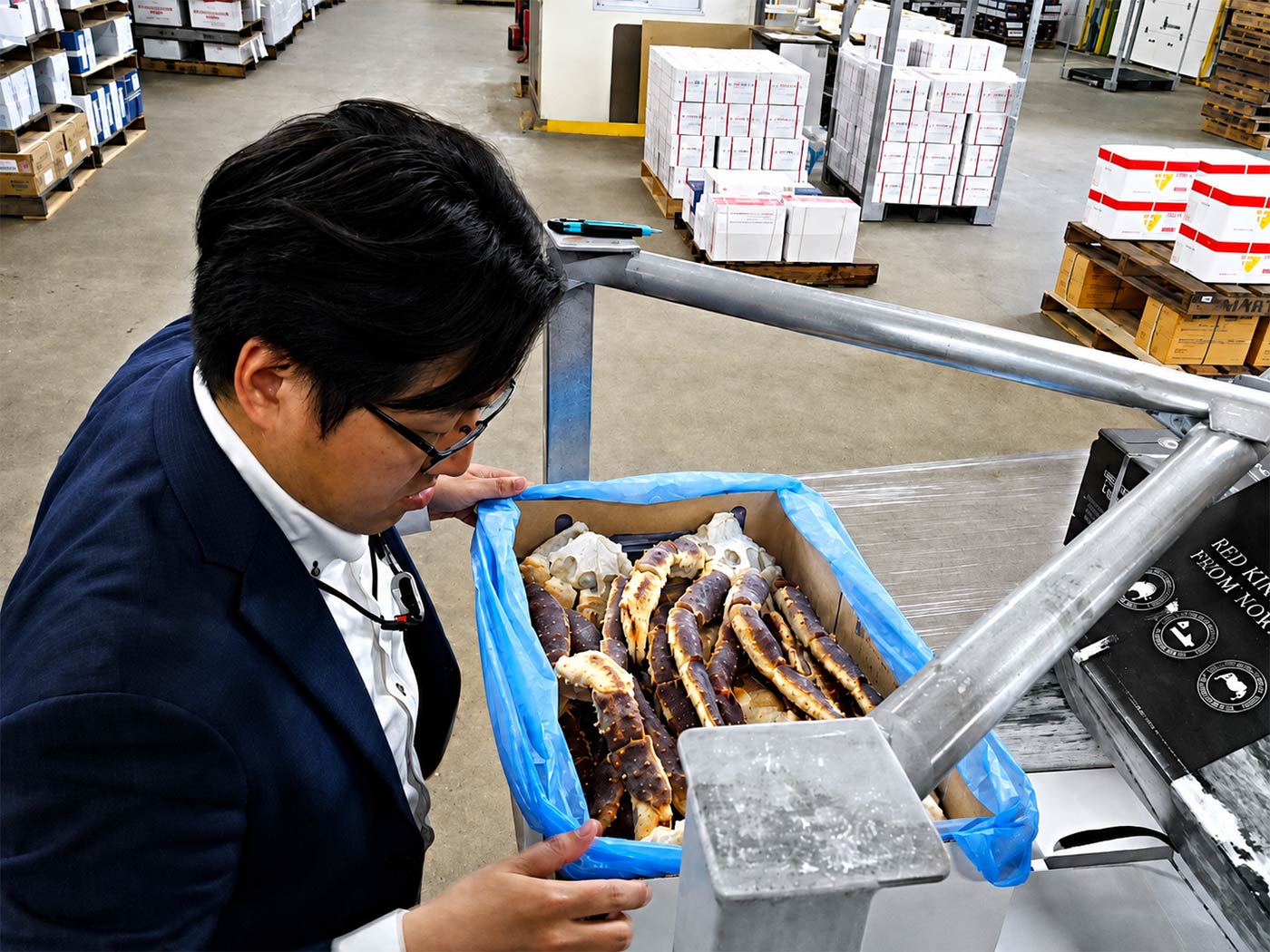 入荷したタラバガニを検品する社員